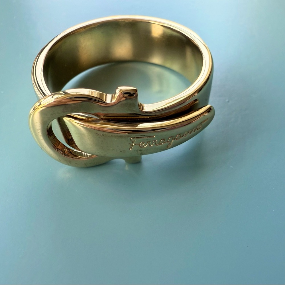 Salvatore Ferragamo SCARF RING, Authentic, Belt design, gold. - Picture 5 of 8